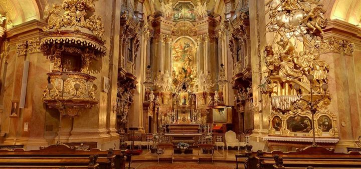 Free music in St Peter's Church – daily organ recital 15:00 and 'Musik in der Kirche' 19:00; Sunday Latin High Mass 11:15